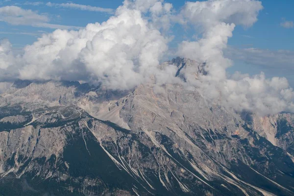 多洛米蒂山的美丽的山地景观 — 图库照片