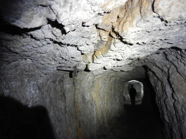 Eski savaş tünel sass di çekirdeğiyle dolomites içinde