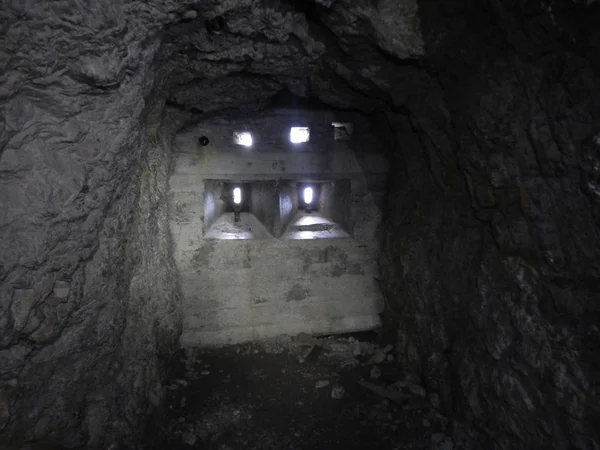 Gamla kriget tunel i sass di stria i Dolomiterna — Stockfoto