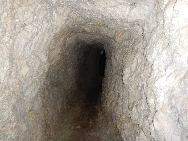 Staré války tunel v sass di stria v Dolomitech — Stock fotografie