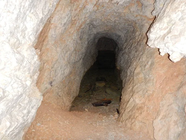 Viejo túnel de guerra en sass di stria en dolomitas — Foto de Stock