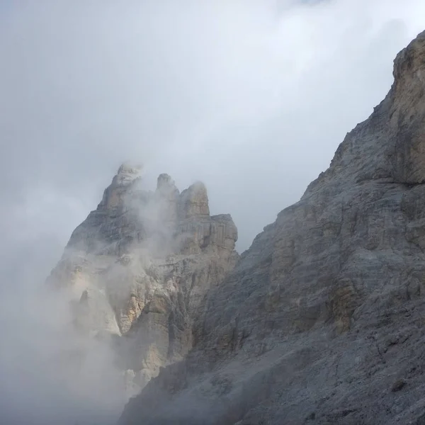 Montanhismo no cume de Tofana em dolomitas — Fotografia de Stock