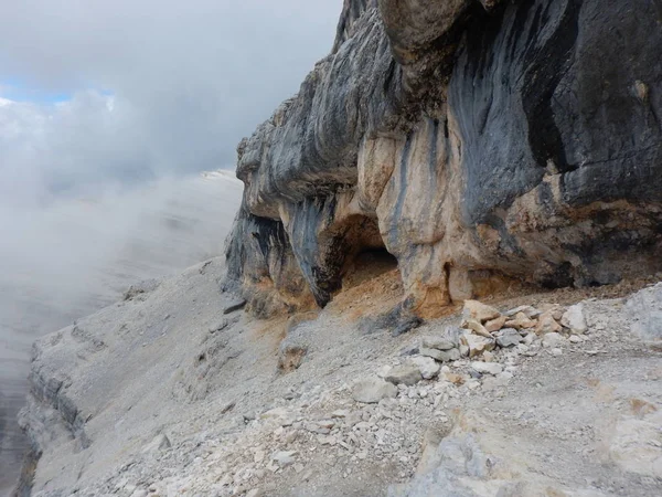 Montañismo en la cresta de Tofana en dolomitas — Foto de Stock
