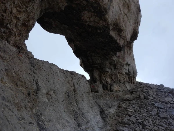 Montanhismo no cume de Tofana em dolomitas — Fotografia de Stock