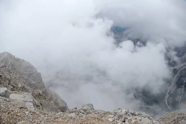 Montañismo en la cresta de Tofana en dolomitas —  Fotos de Stock