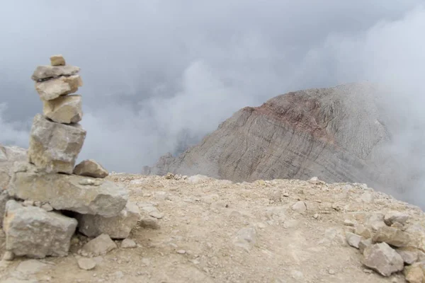 Альпинизм на хребте Тофана в доломитах — стоковое фото