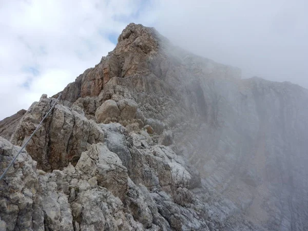 Bergsteigen auf dem Tofanakamm in den Dolomiten — Stockfoto