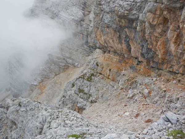 Альпінізму на Tofana хребет у регіоні Доломітові Альпи — стокове фото