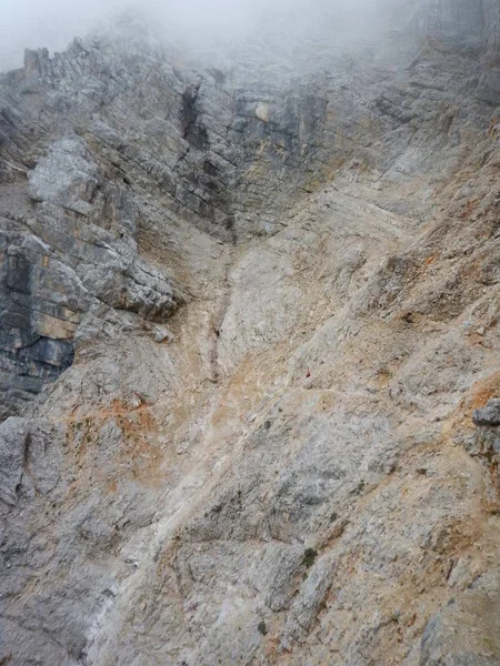 Montañismo en la cresta de Tofana en dolomitas — Foto de Stock