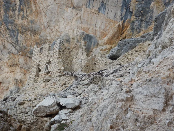 Montañismo en la cresta de Tofana en dolomitas — Foto de Stock