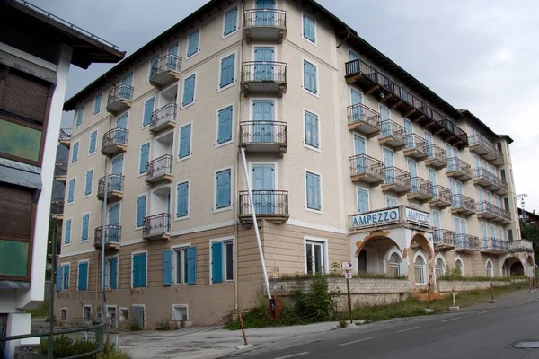 Verlaten hotel ampezzo gebouw in Cortina d'Ampezzo — Stockfoto