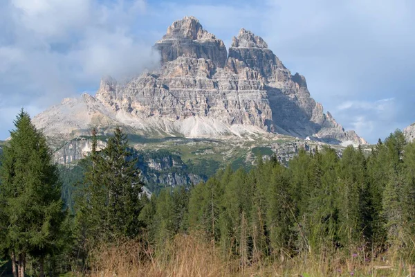 Climbing in tre cime di lavaredo in dolomites — ストック写真