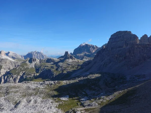 Climbing in tre cime di lavaredo in dolomites — ストック写真