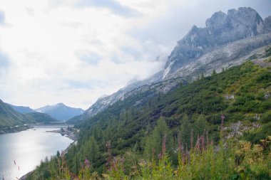 Lago fedaia dolomites marmolada adlı gölde
