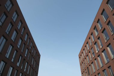 kırmızı tuğla cephe ile modern ofis