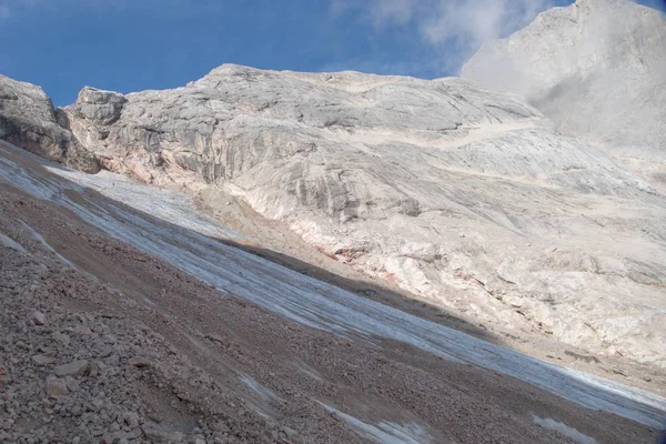 Alpinisme in marmolada gletsjer in de Dolomieten — Stockfoto