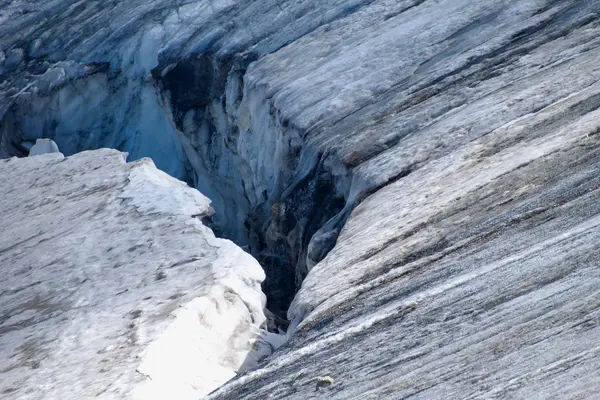 Montañismo en glaciar marmolada en dolomitas — Foto de Stock