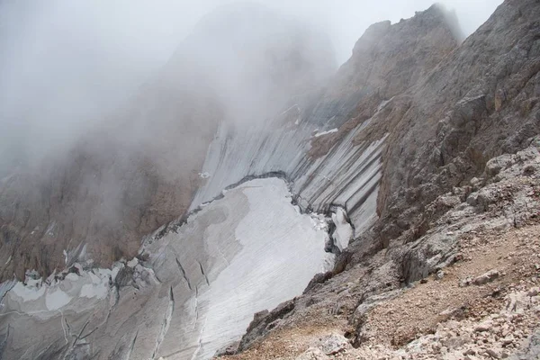 Montañismo en glaciar marmolada en dolomitas — Foto de Stock