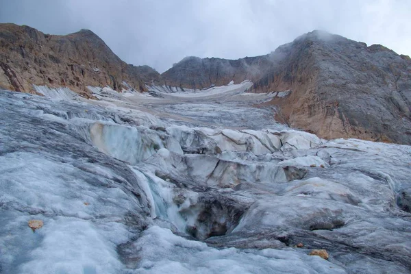 Montañismo en glaciar marmolada en dolomitas — Foto de Stock