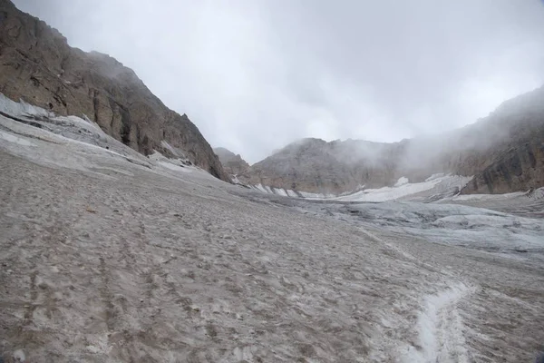 Mountaineering in marmolada glacier in dolomites — Stock Photo, Image