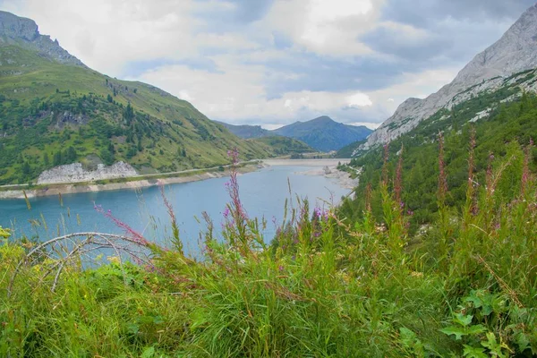 Lago fedaia dolomites marmolada adlı gölde