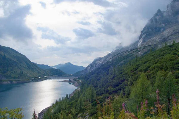 Lago fedaia see in den dolomiten bei marmolada — Stockfoto