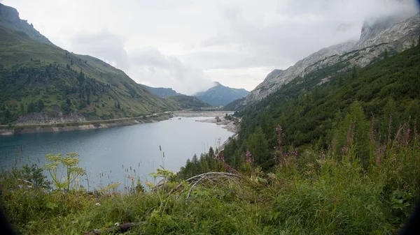 Lago fedaia see in den dolomiten bei marmolada — Stockfoto