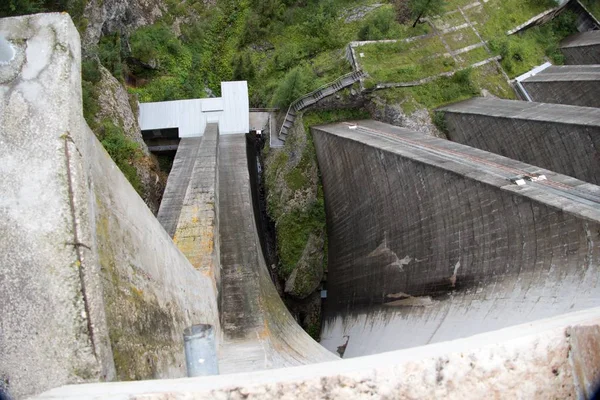 Lago fedaia dolomites marmolada adlı gölde