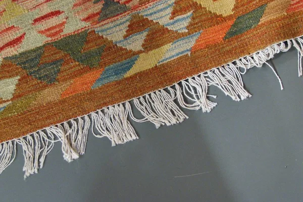 Bunter Teppich mit dekorativem Haarkranz — Stockfoto
