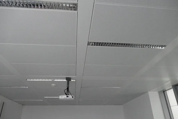 Ventilazione su un soffitto bianco — Foto Stock