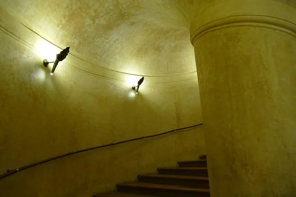 Escalera de caracol redonda histórica con iluminación — Foto de Stock