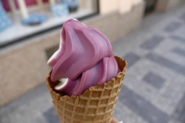 Ванильное и клубничное мороженое — стоковое фото