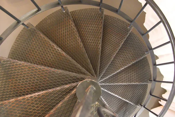 Detalle de una escalera redonda de metal — Foto de Stock