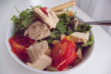 sağlıklı bir çerez olarak taze çiğ sebze salatası