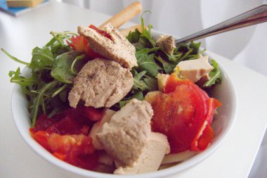 sağlıklı bir çerez olarak taze çiğ sebze salatası