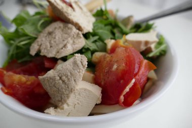 sağlıklı bir çerez olarak taze çiğ sebze salatası