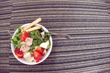 sağlıklı bir çerez olarak taze çiğ sebze salatası