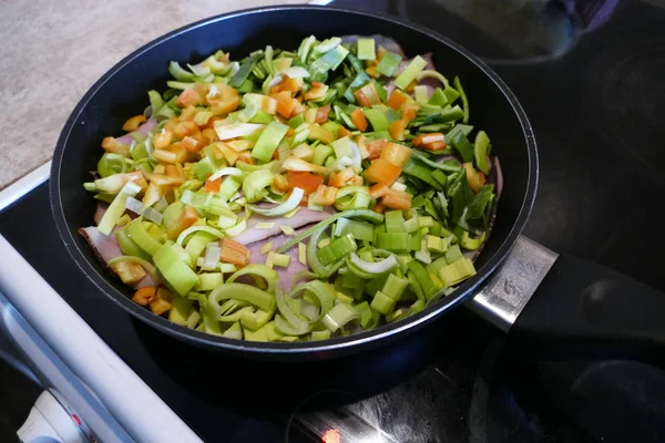 Курица со свежими овощами на сковородке — стоковое фото