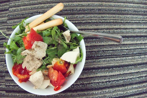 Свіжий сирий овочевий салат як здорова закуска — стокове фото