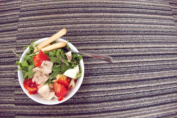 sağlıklı bir çerez olarak taze çiğ sebze salatası