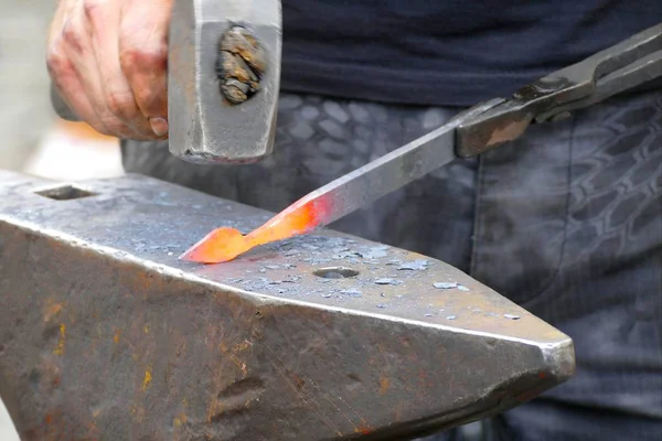 Ferreiro wotk com martelo e ferro quente — Fotografia de Stock