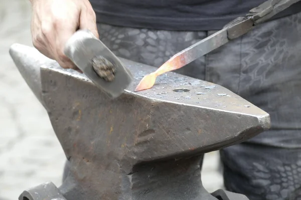 Blacksmith wotk with hammer and hot iron — Stock Photo, Image