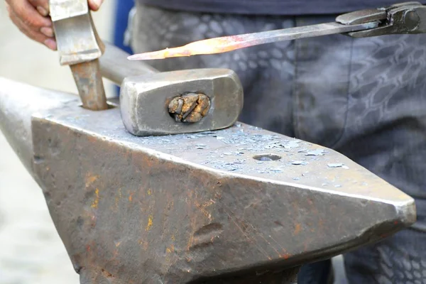 Ferreiro wotk com martelo e ferro quente — Fotografia de Stock