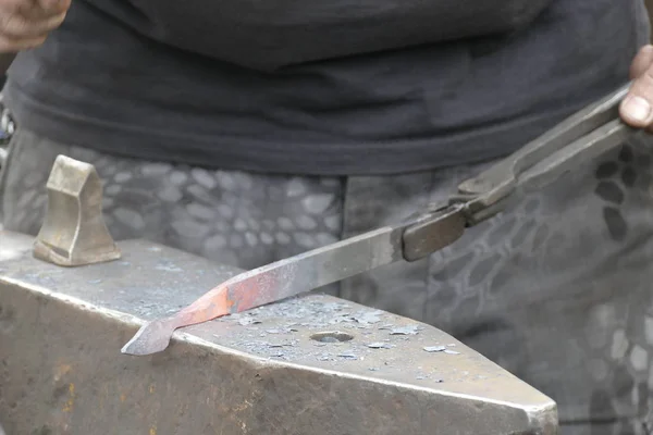 Ferreiro wotk com martelo e ferro quente — Fotografia de Stock