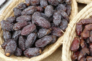 bir markette satılan taze lezzetli tarihleri