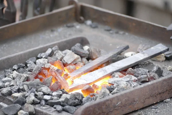 Demirci wotk çekiç ve sıcak demir ile