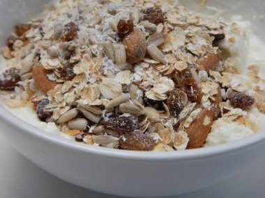 karışık otas ve tohum yoğurt ile