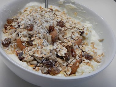 karışık otas ve tohum yoğurt ile