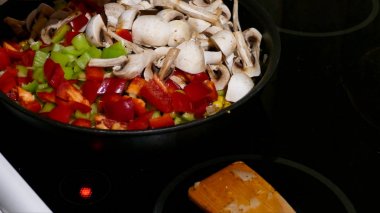 sebze ve mantar ile pişirme tavuk