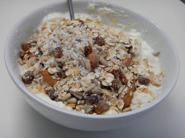 karışık otas ve tohum yoğurt ile